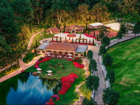 Vista aérea ilustrativa do clube do Borgo Del Vino Gran Reserva, com lago e áreas de lazer