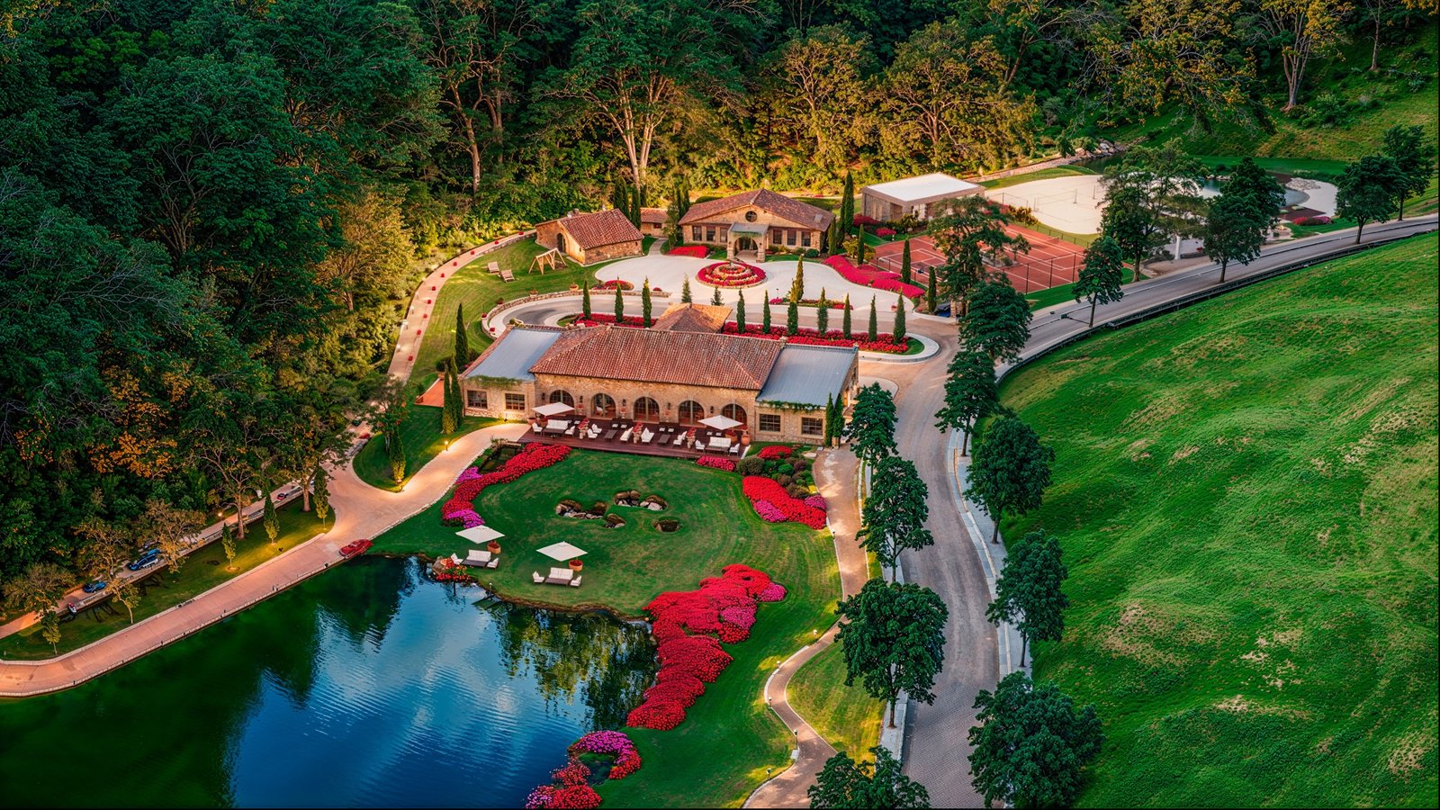 Vista aérea ilustrativa do clube do Borgo Del Vino Gran Reserva, com lago e áreas de lazer